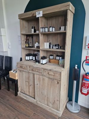 une armoire en bois sur laquelle sont posées des bouteilles, dans une pièce