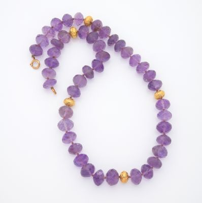 un collier composé de perles d'améthorate, muni d'un fermoir plaqué or