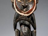 sculpture en bois représentant un singe tenant un bébé dans ses bras