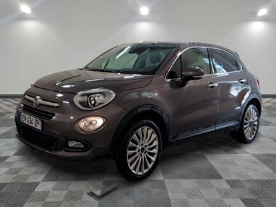 Le SUV Fiat marron est garé sur un sol en carrelage à damier.