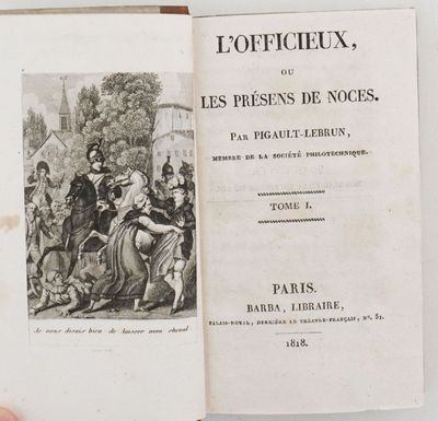 quelqu'un tient un livre sur lequel figure la photo d'un groupe de personnes
