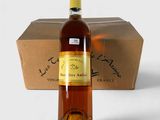 une bouteille de vin à côté d'une boîte en carton