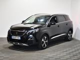 Le SUV noir est garé dans une pièce au sol carrelé en damier.