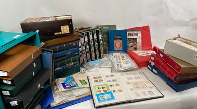 une table sur laquelle se trouvent de nombreux types de livres différents