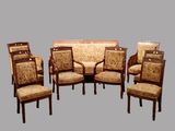 un ensemble de chaises et un canapé dans une pièce