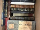 une boîte remplie de livres qui s'y trouvent