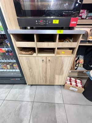 un téléviseur posé sur une étagère dans un magasin
