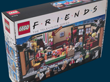 une boîte sur laquelle figure un ensemble Lego « Friends »