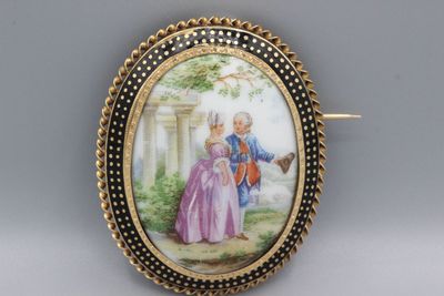 Broche en or ornée d’une miniature sur porcelaine représenta…