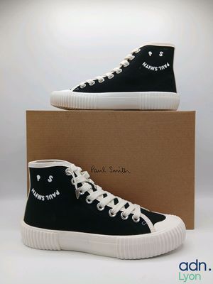 baskets montantes noires et blanches avec des lacets blancs et une boîte