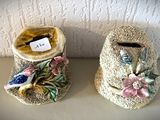 deux vases ornés d'oiseaux, posés sur une table