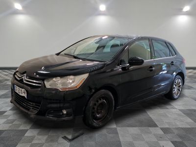 la photo d'une petite voiture noire garée dans un garage