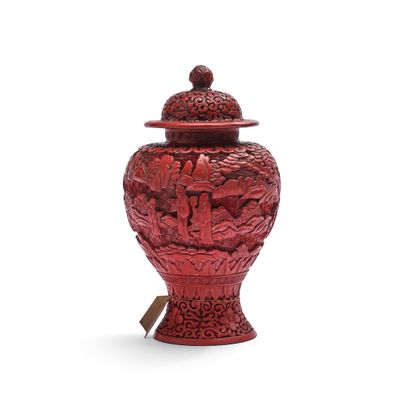 une image représentant un vase rouge muni d'un couvercle, sur fond blanc
