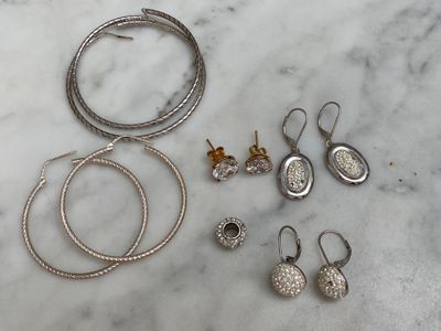 de nombreux bijoux posés sur une surface en marbre