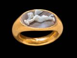 une image représentant une bague en or sur laquelle figurent un homme et une femme