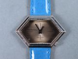 une montre posée sur une table