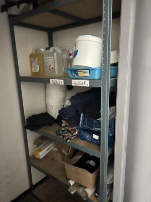 une étagère sur laquelle sont posés de nombreux objets, dans une pièce