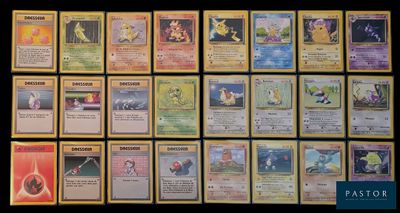 gros plan d'un paquet de cartes pokemon sur une table