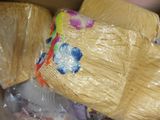 un sac en plastique contenant une sorte de paille