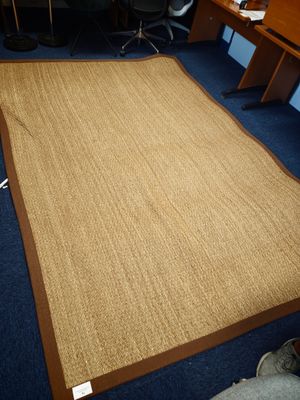 un grand tapis posé au sol dans un bureau