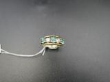 gros plan d'une bague à laquelle est attachée une étiquette