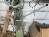 une machine posée sur une table dans une pièce