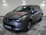 la voiture grise est garée dans le garage sur le sol en damier
