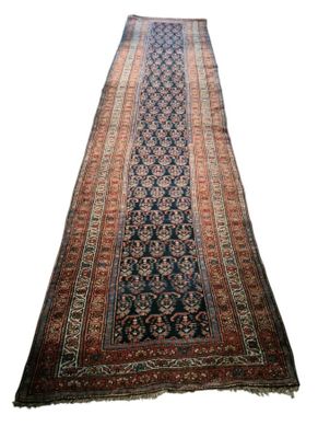 un long tapis orné d'un motif bleu et rouge