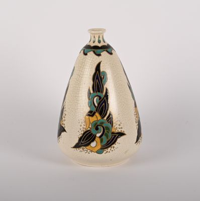 ORCHIES. Vase en céramique à décor de fleurs stylisées en ém…