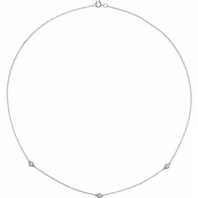 un collier de diamants sur fond blanc