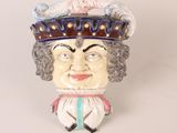 une figurine représentant une femme portant une couronne sur la tête