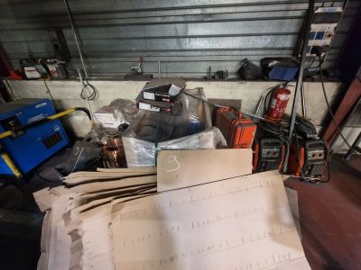 une pile de papiers posée sur une table dans un garage
