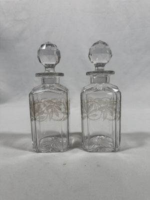 Deux carafes à liqueur en cristal taillé à motifs d'une guir…