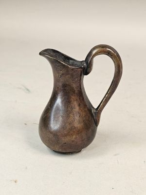 Epoque XVIIème siècle Une buire en bronze.