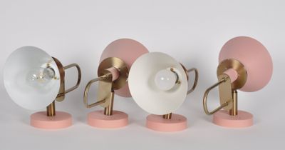 Saar Zafrir : Quatre appliques murales en tôle laquée rose e… - Photo 1