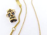 un gros plan d'un collier et d'un bracelet posés sur une surface blanche