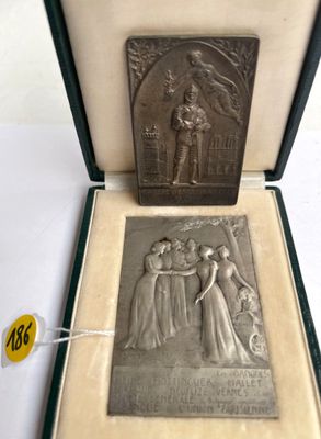 une vieille médaille en argent dans un écrin orné de la photo d'une femme