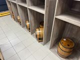 Des bouteilles de vin sont alignées sur les étagères d'une cave à vin