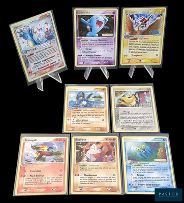 beaucoup de cartes pokemon sur la table