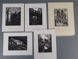 quatre photographies en noir et blanc encadrées représentant des personnes dans une ville