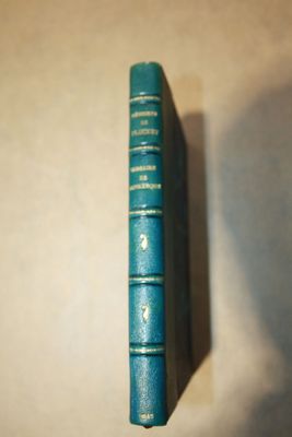 un livre bleu posé sur une table