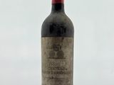 une bouteille de vin posée sur une table