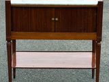 une vieille table en bois avec un plateau en marbre et une étagère