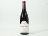 une bouteille de vin posée sur une table