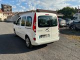 une petite camionnette blanche garée sur le bord de la route