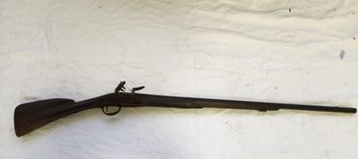 un gros plan d'un fusil sur une surface blanche avec un fond blanc