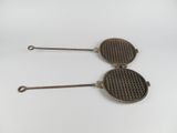 paire de gaufriers anciens en fonte