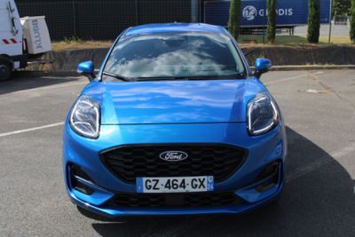 une voiture bleue garée dans un parking
