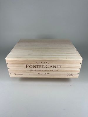 gros plan d'une boîte en bois portant une étiquette
