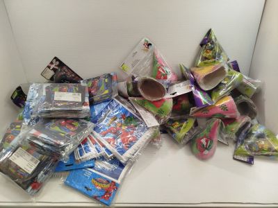 un tas de jouets et d'autres objets dans une boîte blanche